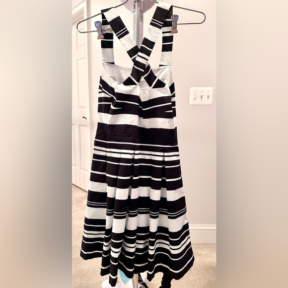 Banana Republic Black & White 2P Striped Dress - Picture 2 of 4